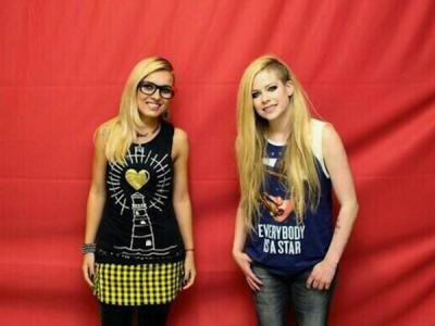 Duh, Avril Lavigne Ogah Sentuh Penggemarnya!